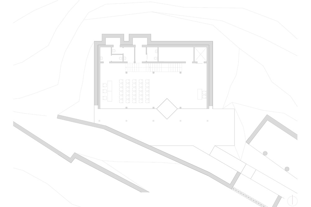 allenarchitettura - Le coperture sono orizzontali piane realizzate con verde pensile estensivo, tecnica che prevede che la vegetazione assuma una funzione tecnica con vantaggi economici ed ambientali quali riduzione delle escursioni termiche, maggiore isolamento acustico, trattenimento della polvere, risparmio energetico, elevata ritenzione idrica.