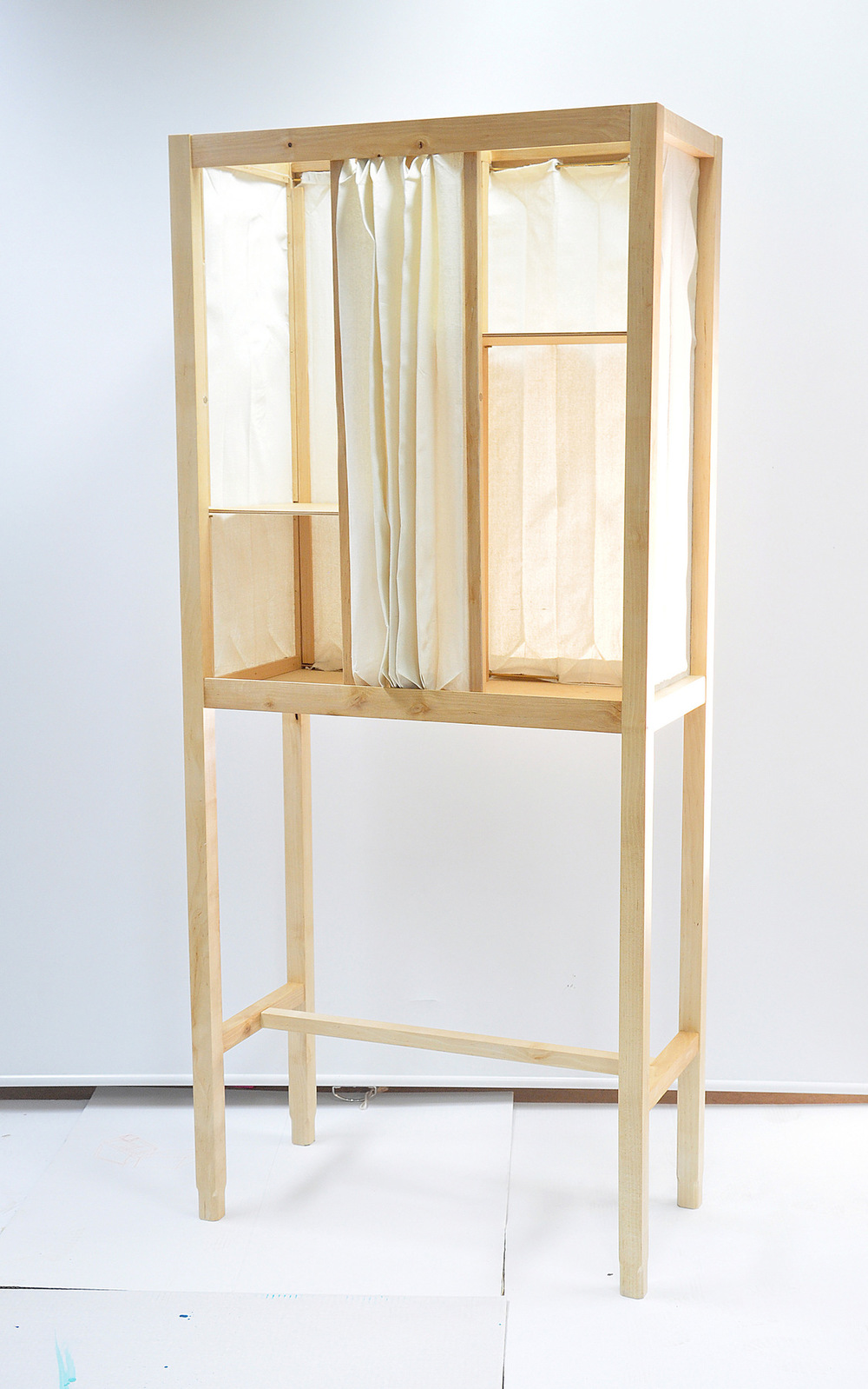 Dackelid Form - The light floats in though the silk and make shadows