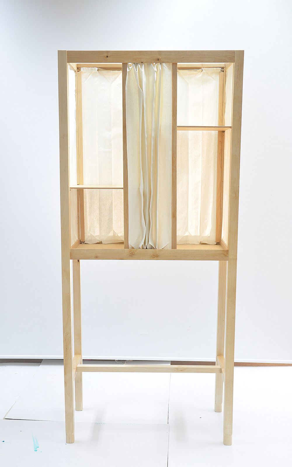 Dackelid Form - To make the cabinet lightweight I put in two thin shelves that is almost levitating.