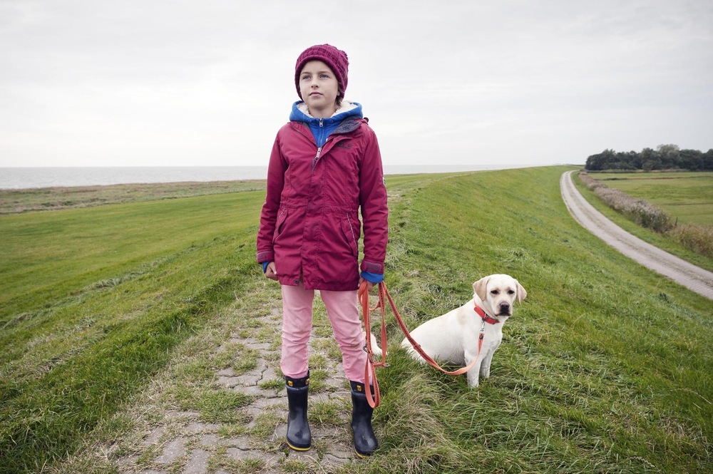 Fotografin Hamburg Reportage Portrait Reise Editorial Corporate Werbung Photography - A walk along the dike with Nala