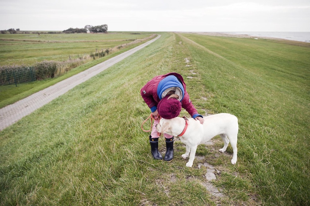 Fotografin Hamburg Reportage Portrait Reise Editorial Corporate Werbung Photography - Family dog Nala is Kaya’s only playmate most of the time