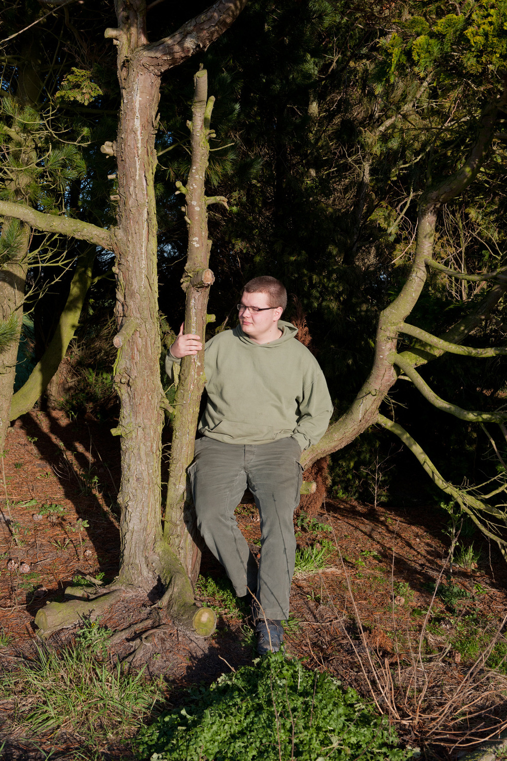 Fotografin Hamburg Reportage Portrait Reise Editorial Corporate Werbung Photography - Paul, the oldest, in a tree of the garden of the new house