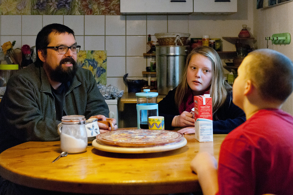 Fotografin Hamburg Reportage Portrait Reise Editorial Corporate Werbung Photography - The family in the kitchen of the old house