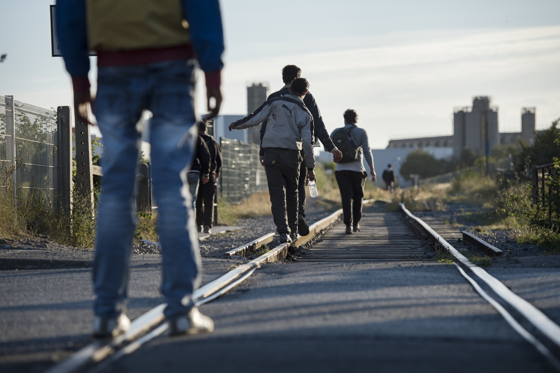 Photographer Anna Tärnhuvud - Refugees in Calais walking to the tunnel that will take them to England. Aftonbladet