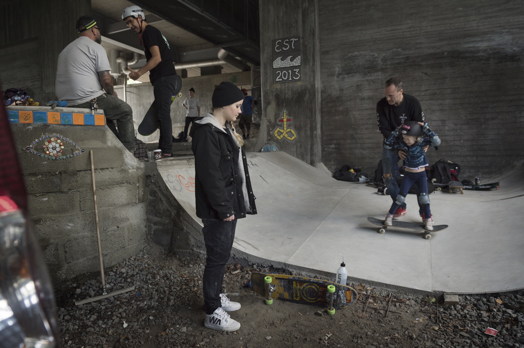 Photographer Anna Tärnhuvud - On the 19th of September Malin helps building a skate park under the bridge at Alvik. But she can not yet go herself.