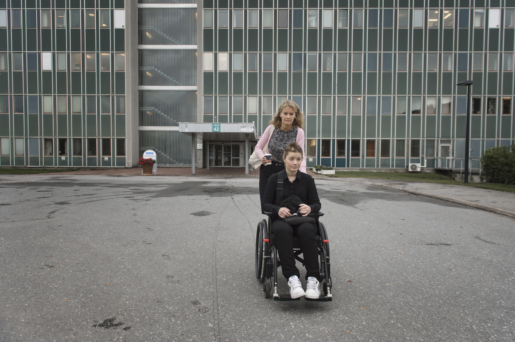 Photographer Anna Tärnhuvud - September 3rd. Malins mother Jenny Sillén pick her daughter to go to court, and the trial of the man who ran over Malin.