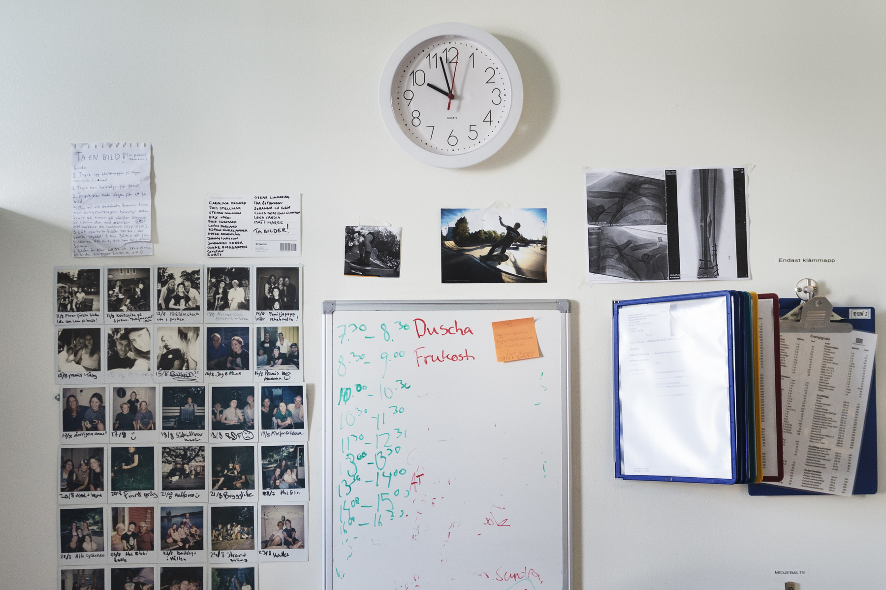 Photographer Anna Tärnhuvud - On the wall of Malins room is the schedule for the day, but she does not remember what she has to do. To the left photographs are of those who visited her and what she has done, so that she will remember.