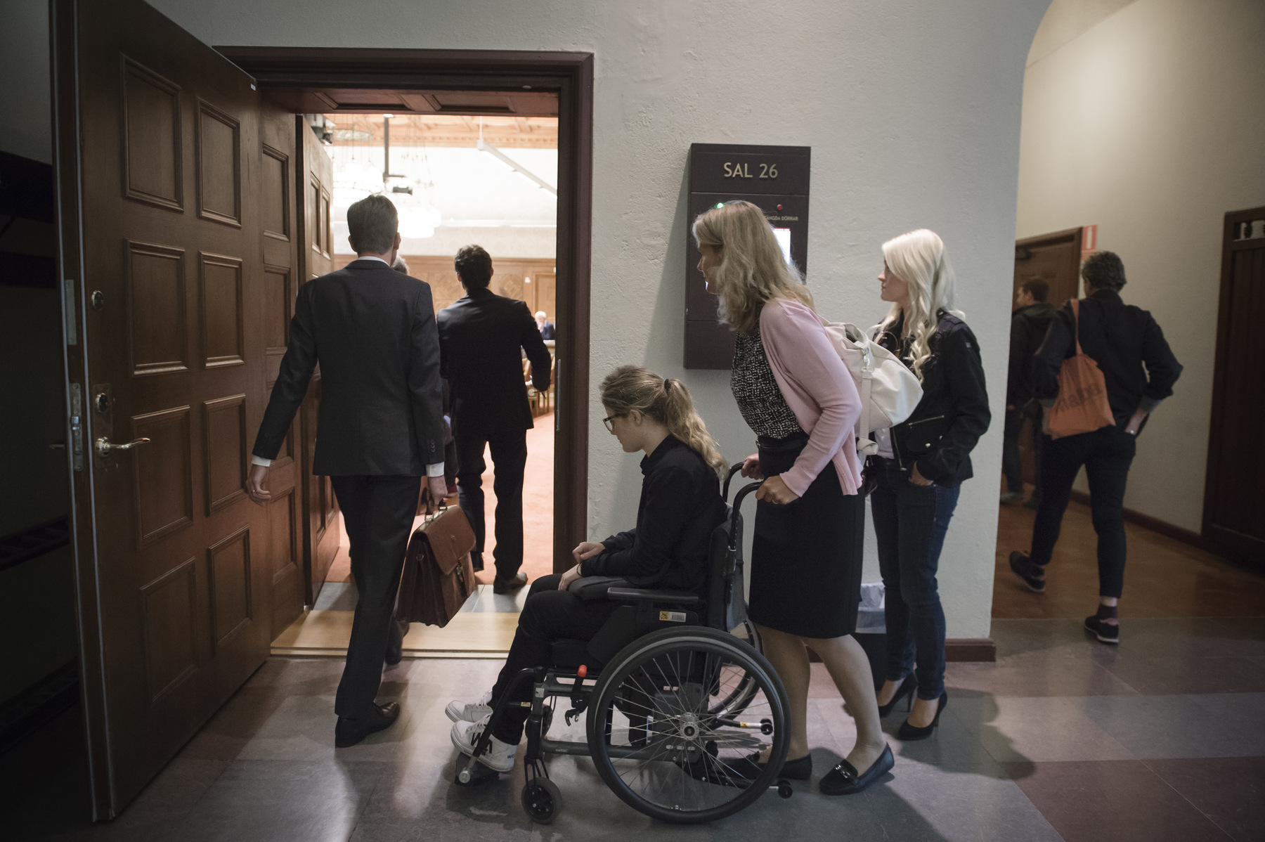 Photographer Anna Tärnhuvud - On the way into the courtroom she meets the man who put her in a wheelchair. I feel nothing at all, says Malin about that meeting.