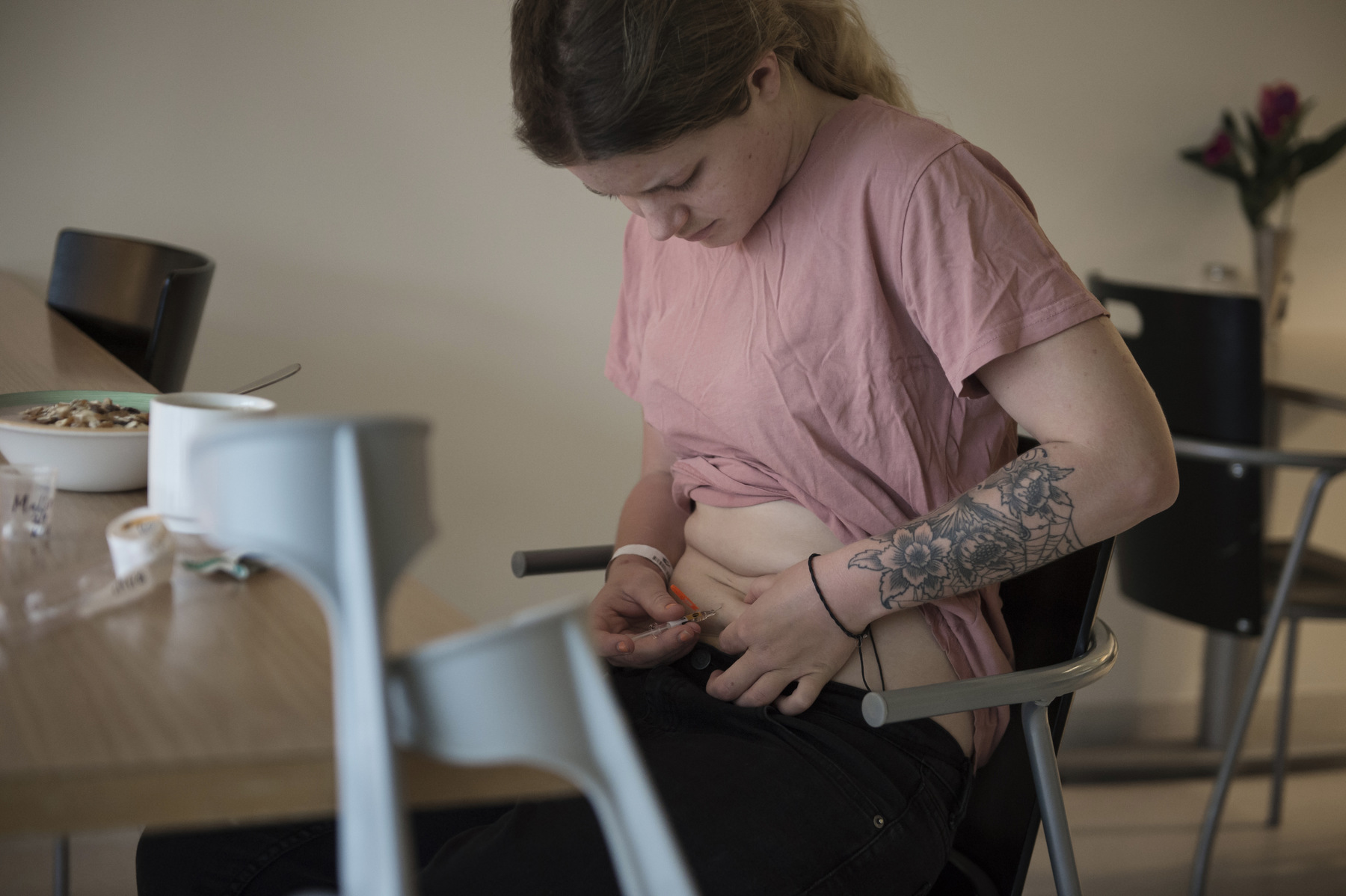 Photographer Anna Tärnhuvud - Every day while she was in a wheelchair Malin has to take an injection to prevent blood clots.