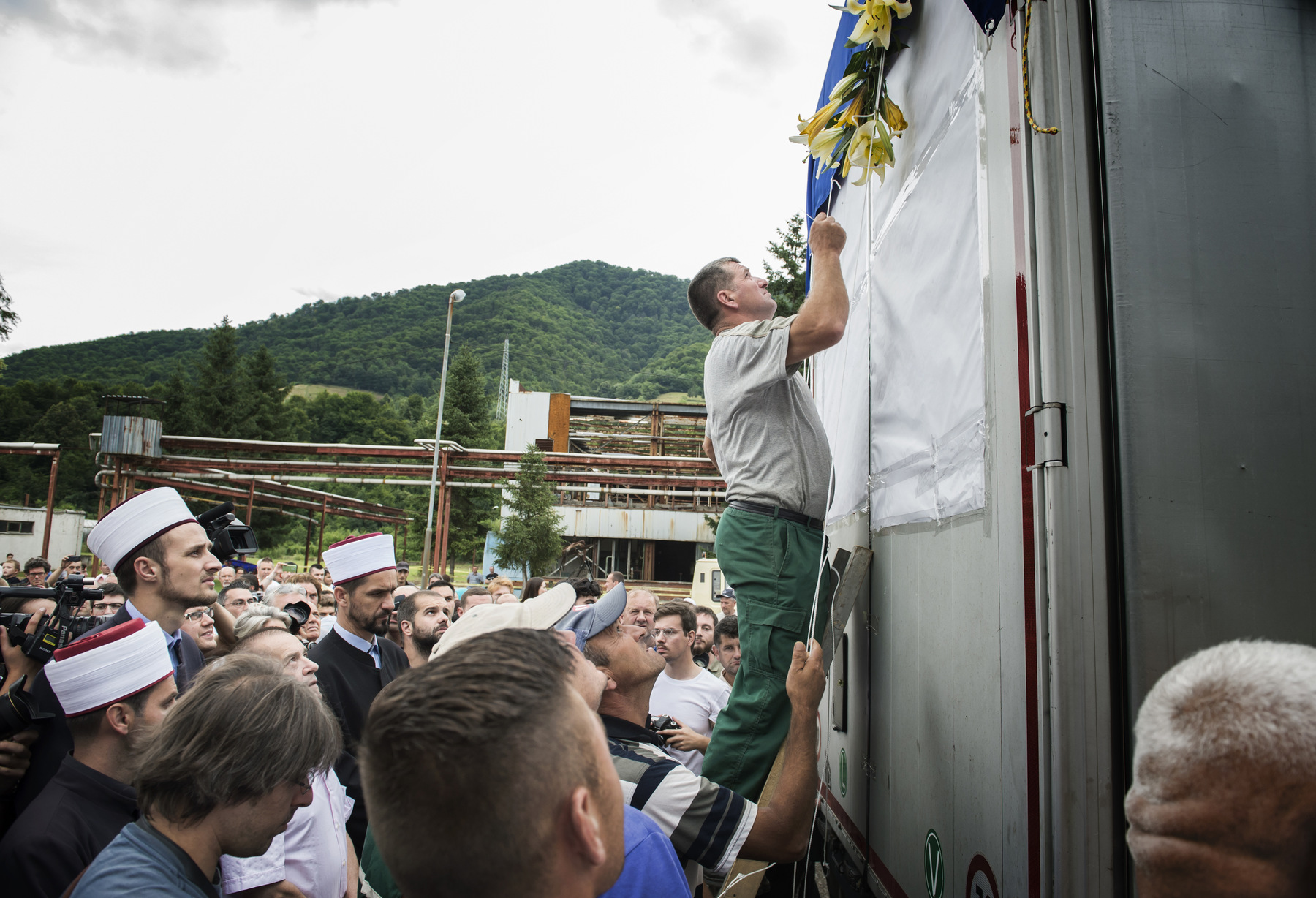 Photographer Anna Tärnhuvud - All coffins were driven in a truck to Srebrenica. When it passed the Serbian parts witnesses said that people where throwing stones and bottles at it.