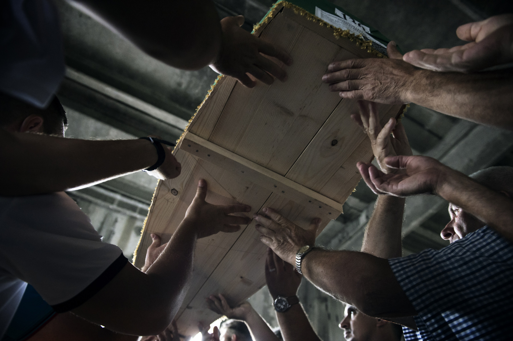 Photographer Anna Tärnhuvud - The coffins are at equal sizes and does not weigh much. There are only bones in them.