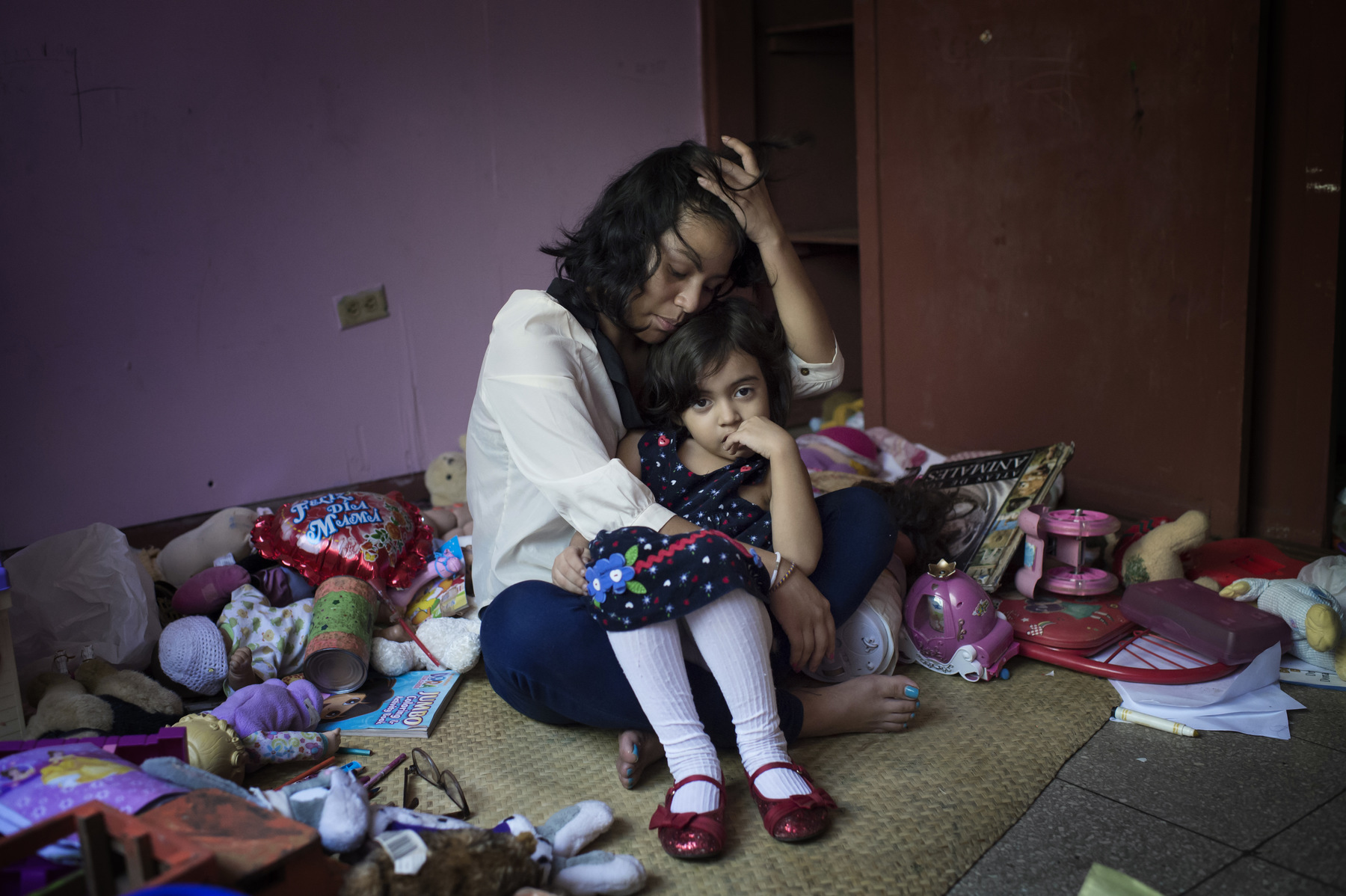 Photographer Anna Tärnhuvud - Belén became a mother at 17. Even if she doesnt regret it, she is struggling to keep up with school, and she miss the life as a normal teenager.