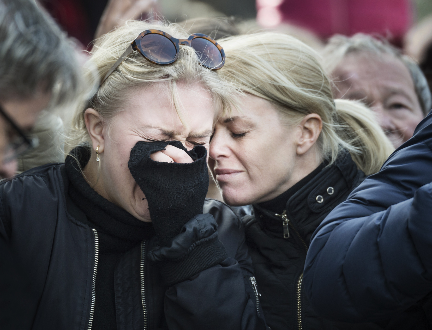 Photographer Anna Tärnhuvud - Åsa Hellström comforts her daughter Emma, ​​who could not stop her tears during the demonstration at Sergels Torg two days after the terrorist attack. Aftonbladet.