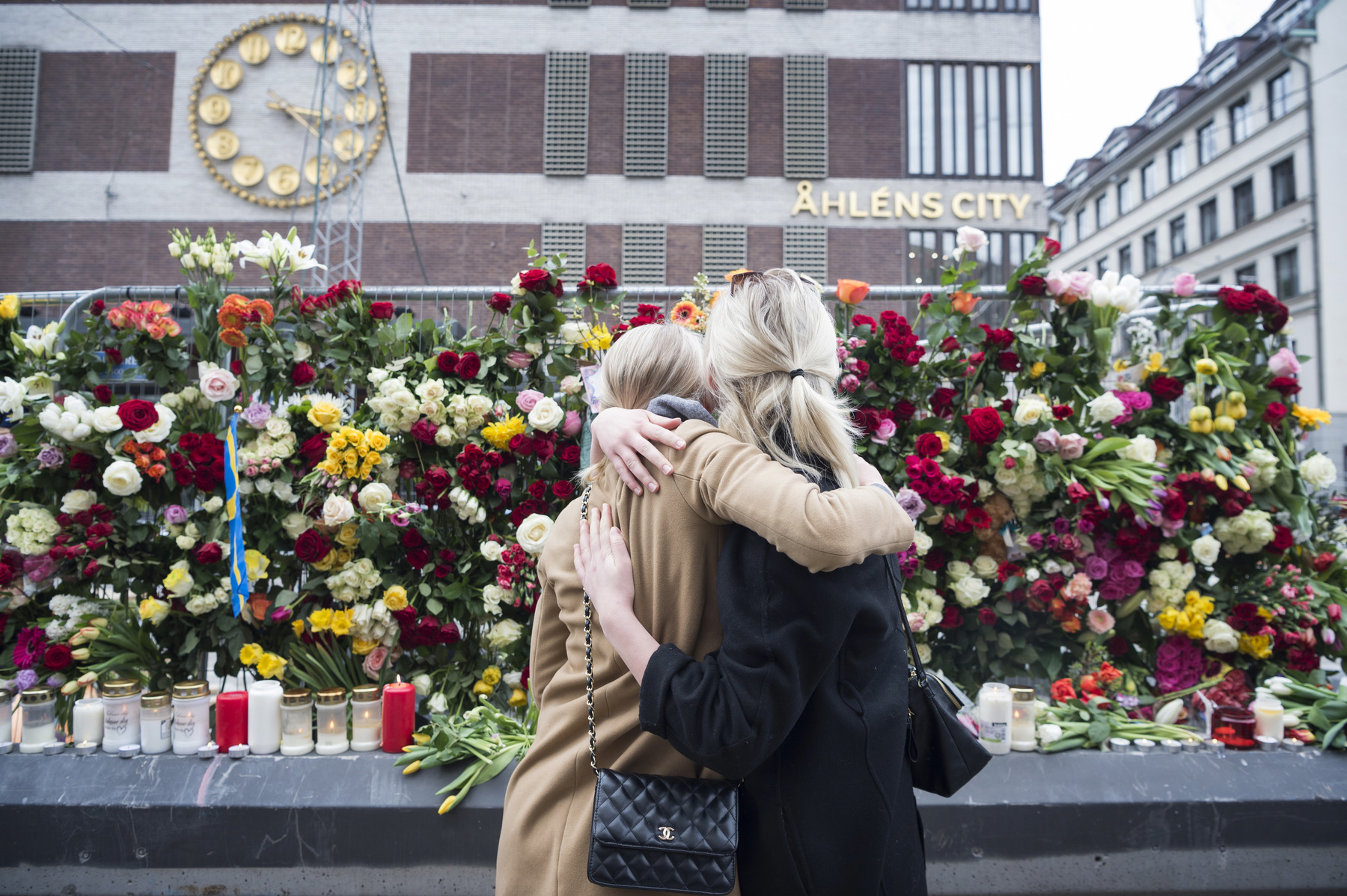 Photographer Anna Tärnhuvud - Sisters Alice Ek, 22, and Agnes Ek, 23, holding each other outside Åhléns the day after the terrorist attack in April 2017. Aftonbladet.