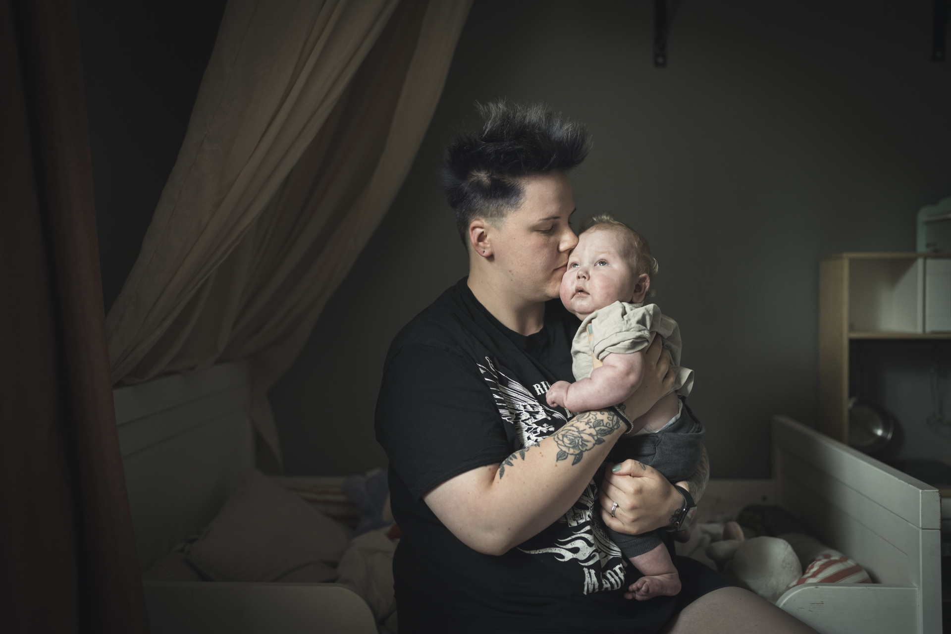 Photographer Anna Tärnhuvud - Sandra Krantz with her son Theo who suffers from serious heart disease.