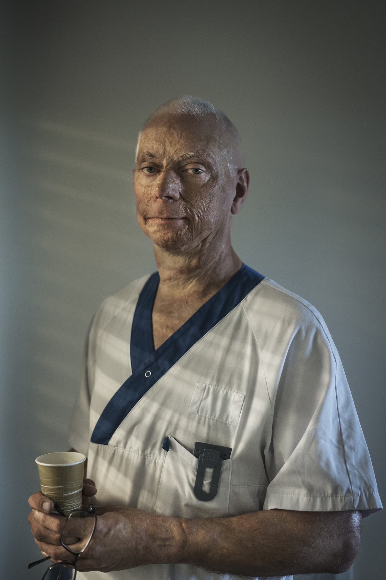 Photographer Anna Tärnhuvud - Fredrik Huss, doctor and burn specialist at Akademiska Uppsala. Tidningen Vi