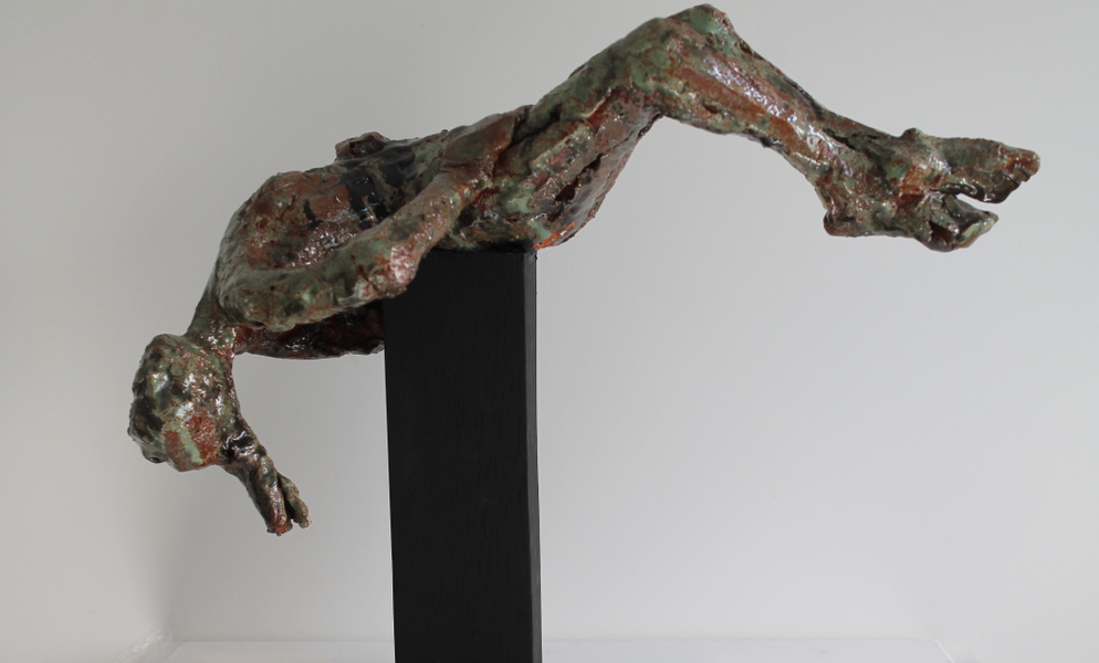 Galerie op 11 - Keramiek figuur Titel; Schokkend Rode chamotte klei met groene glazuren.