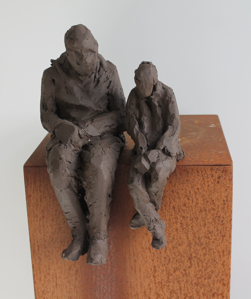 Galerie op 11 - Opa en jongen is zwarte chamotte klei. 32-12 en 24-7 cm