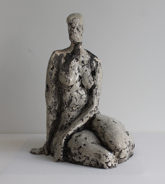 Galerie op 11 - witte dame in craqele glazuurkeramiek