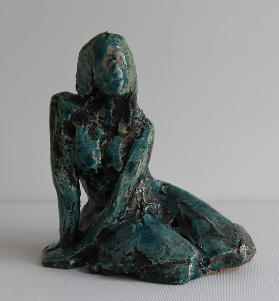 Galerie op 11 - Keramiek meisje met rokje Aqua craqele glazuur