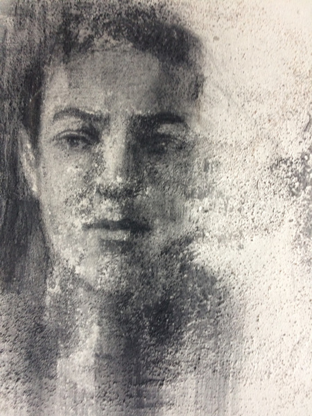 Galerie op 11 - Portret Joey Houtskool op grof beton