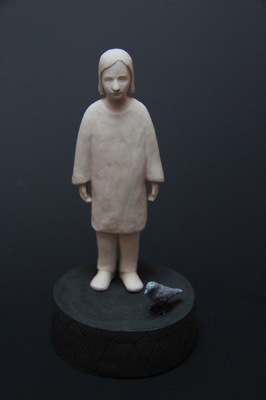 Lina Eriksson-keramikkonstnär - Blåtrasten. 2015 Porcelain. H:12cm