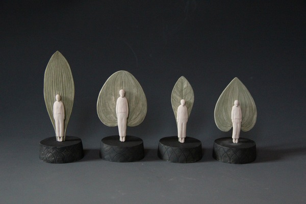 Lina Eriksson-keramikkonstnär - Balansakter. 2015 Porcelain. H:12cm