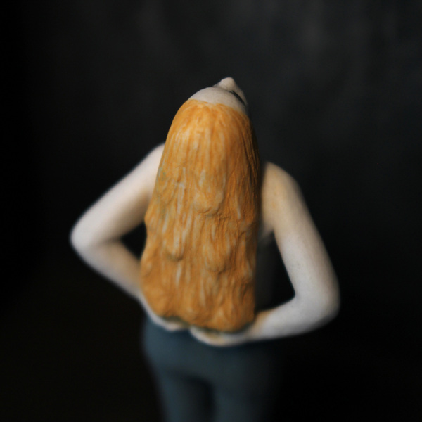 Lina Eriksson-keramikkonstnär - Like free water. 2017 Porcelain and stoneware. H:16cm