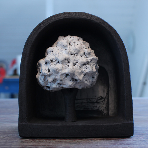 Lina Eriksson-keramikkonstnär - Sleeping with a big tree outside. 2017 Stoneware. H:14cm