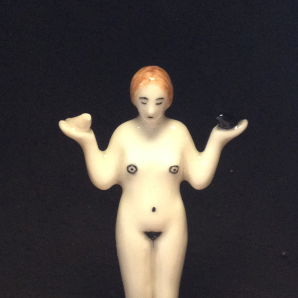 Lina Eriksson-keramikkonstnär - Black and white bird. 2017 Porcelain. H:13cm