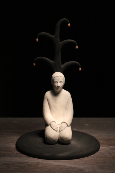Lina Eriksson-keramikkonstnär - Man vid träd. 2016 Porcelain. H:13cm