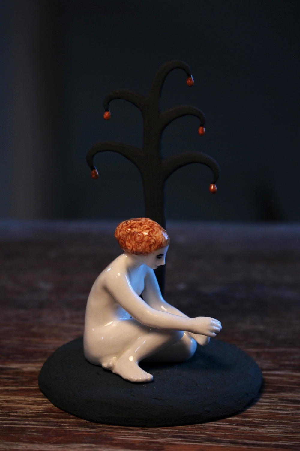 Lina Eriksson-keramikkonstnär - By the tree III. Porcelain and stoneware. H:12cm