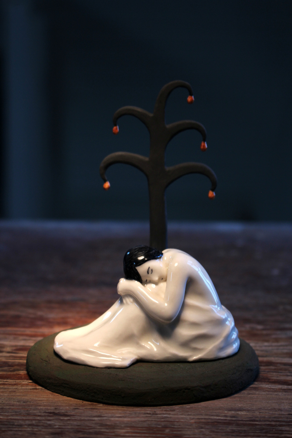 Lina Eriksson-keramikkonstnär - By the tree II. Porcelain and stoneware. H:12cm