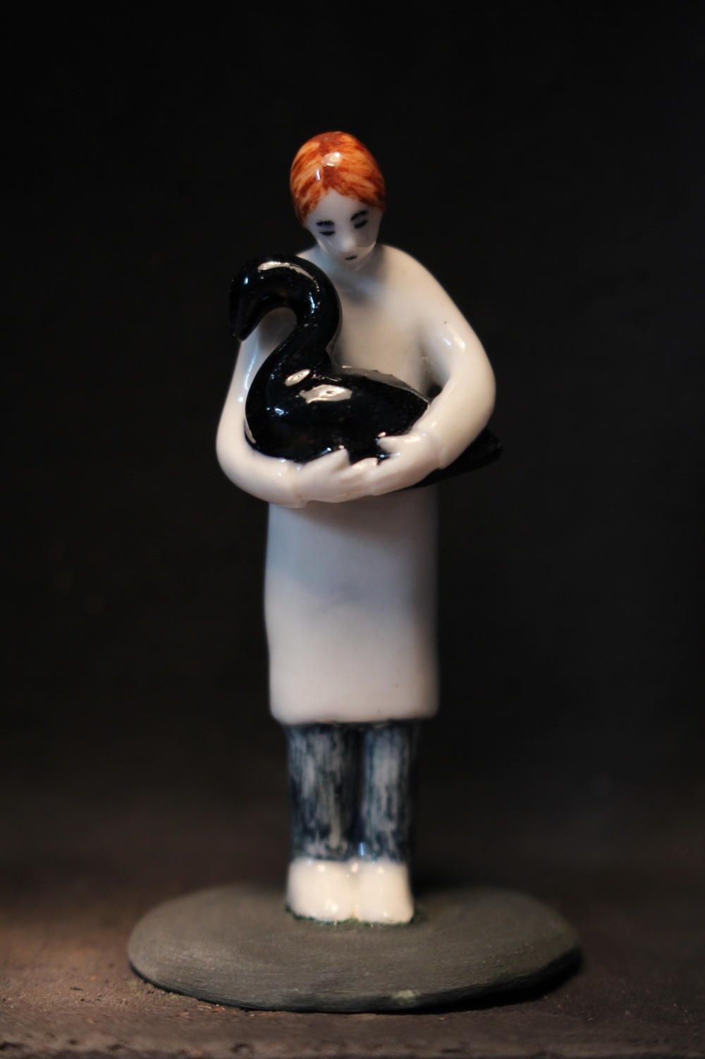 Lina Eriksson-keramikkonstnär - The way she carries her sorrow. Porcelain and stoneware. H:13cm