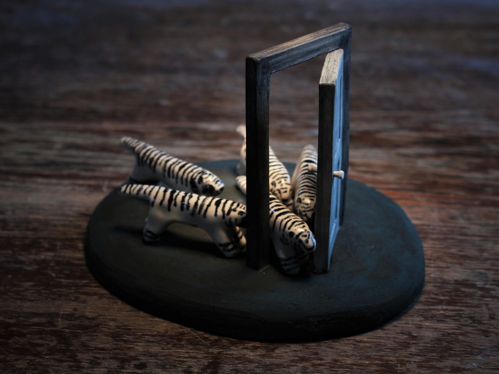 Lina Eriksson-keramikkonstnär - Released tigers. Porcelain and stoneware. H:13cm