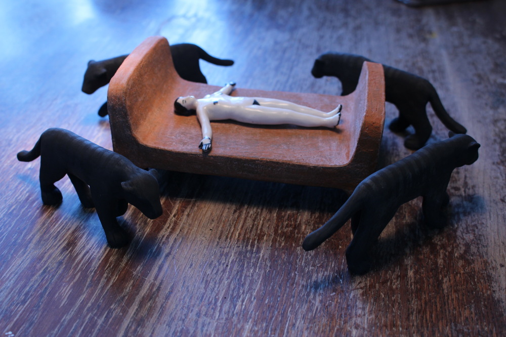 Lina Eriksson-keramikkonstnär - Night-tigers. Porcelain and stoneware. H:7cm