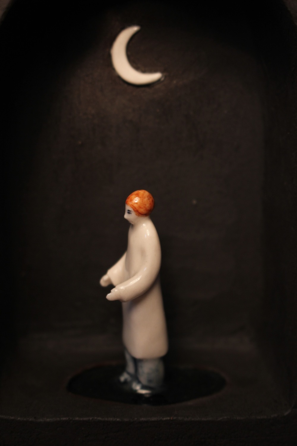 Lina Eriksson-keramikkonstnär - A walk under the moon. Porcelain and stoneware. H:11cm
