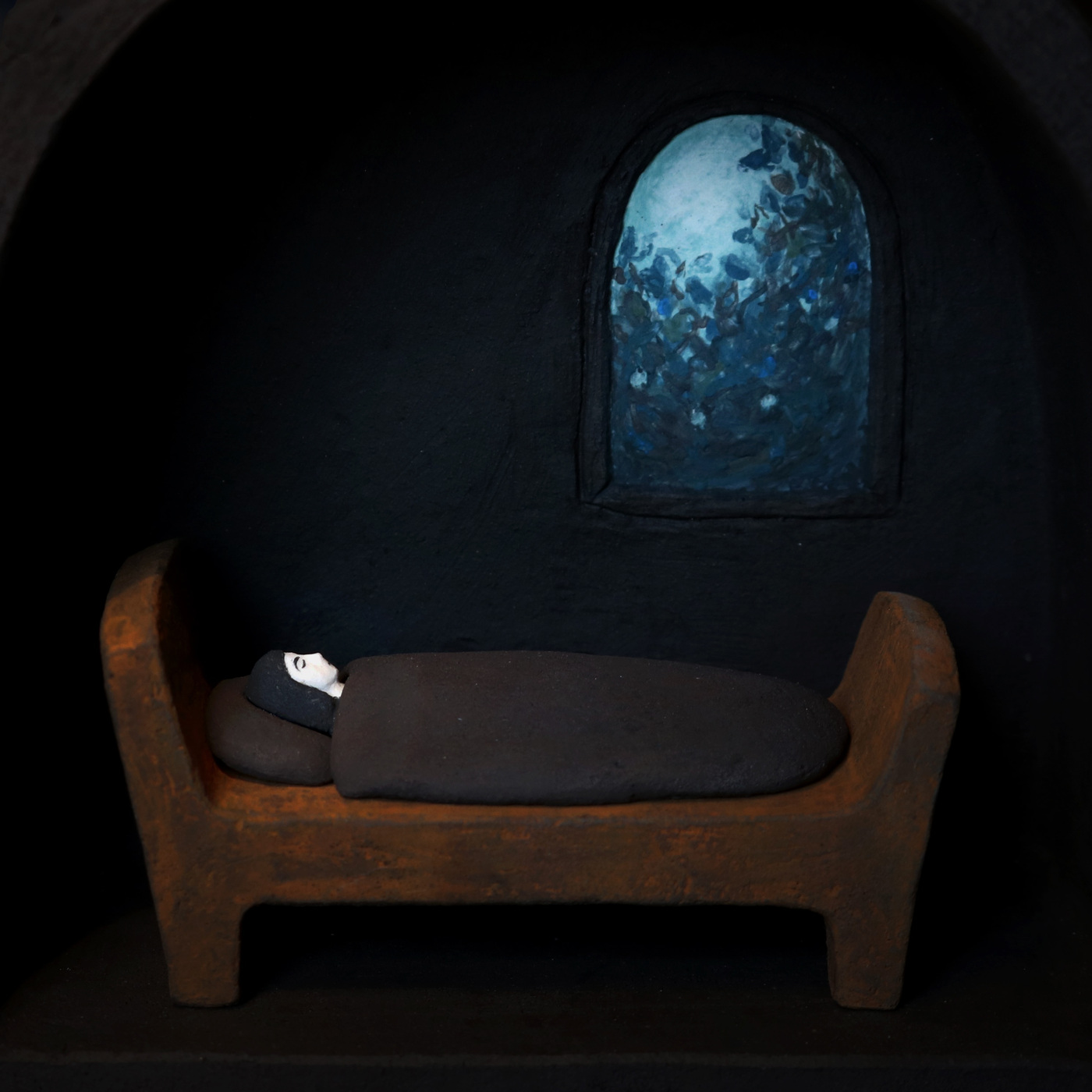 Lina Eriksson-keramikkonstnär - To fall asleep with the tree and the moonlight. Porcelain and stoneware. H:12cm