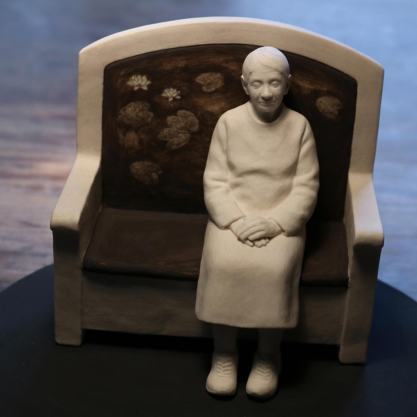 Lina Eriksson-keramikkonstnär - The water lilies. Porcelain. H:12cm