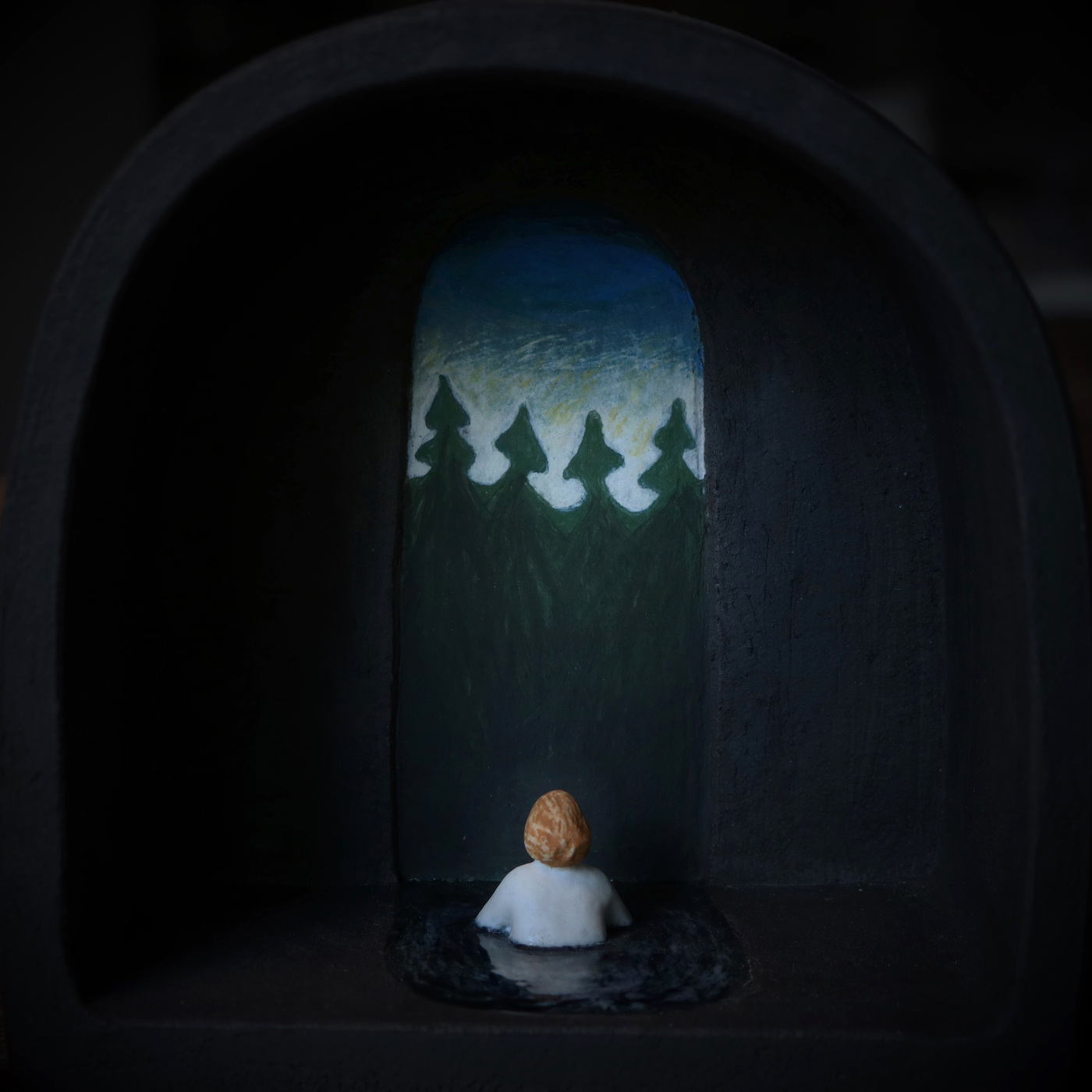 Lina Eriksson-keramikkonstnär - The moonlight made a small stream on my bedroom floor, and when the morning came I went along. Porcelain and stoneware. H:13cm