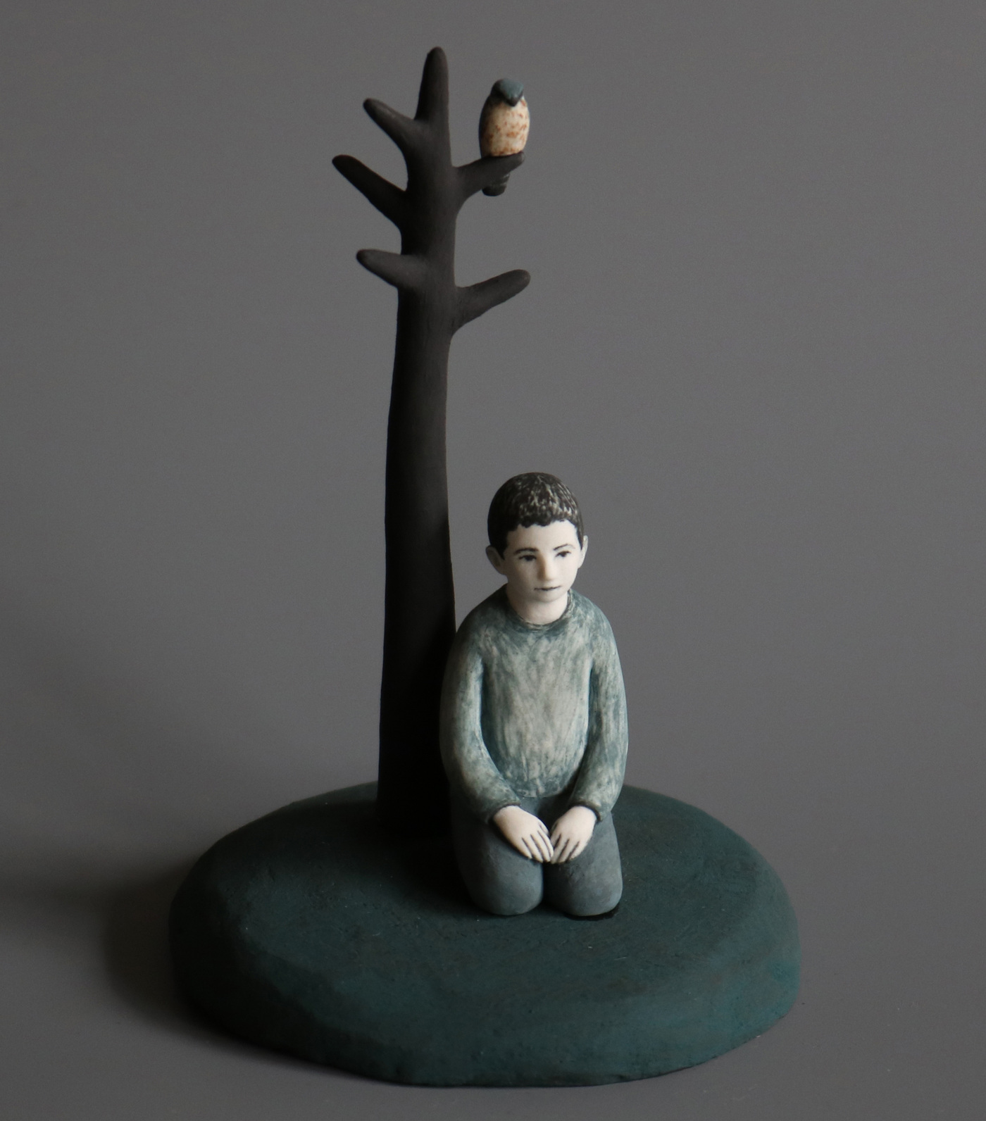Lina Eriksson-keramikkonstnär - Boy and merlin. Porcelain. H:16cm