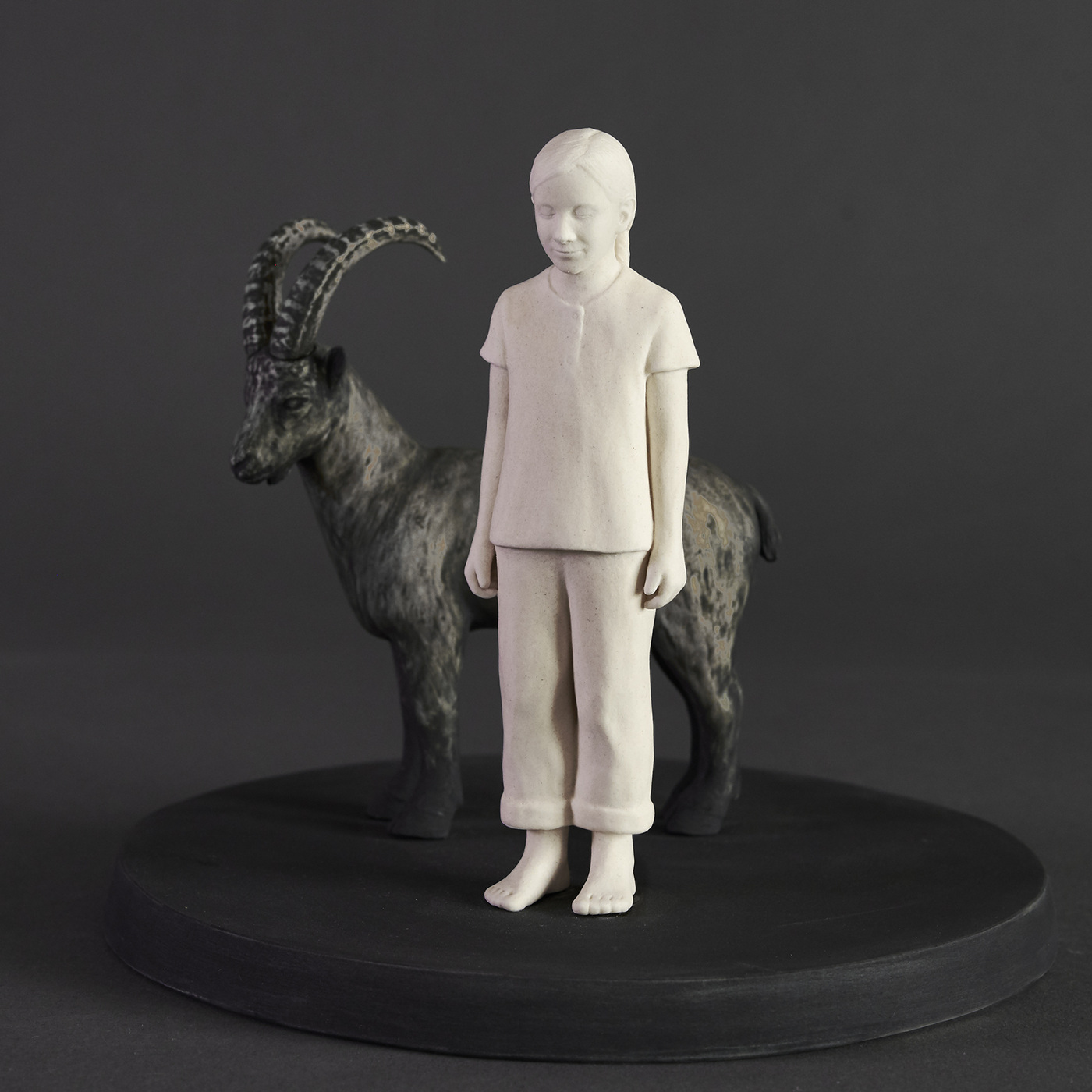 Lina Eriksson-keramikkonstnär - Trust your feet. Porcelain. H:12cm