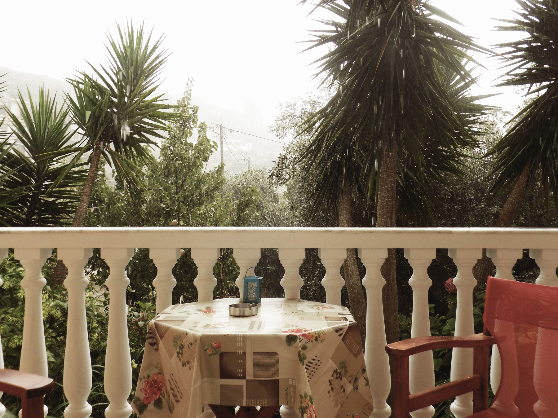 studio svart ateljé vit - Sweeping rain over Greek Porch
