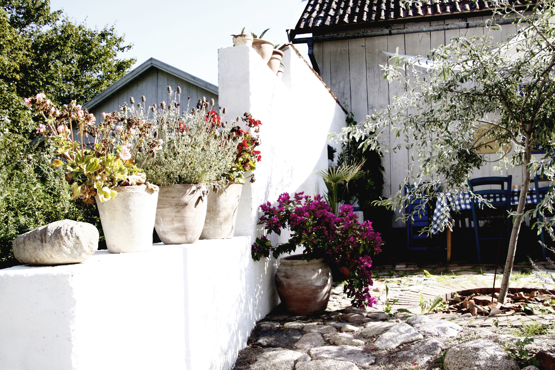 studio svart ateljé vit - The white wall at the home patio