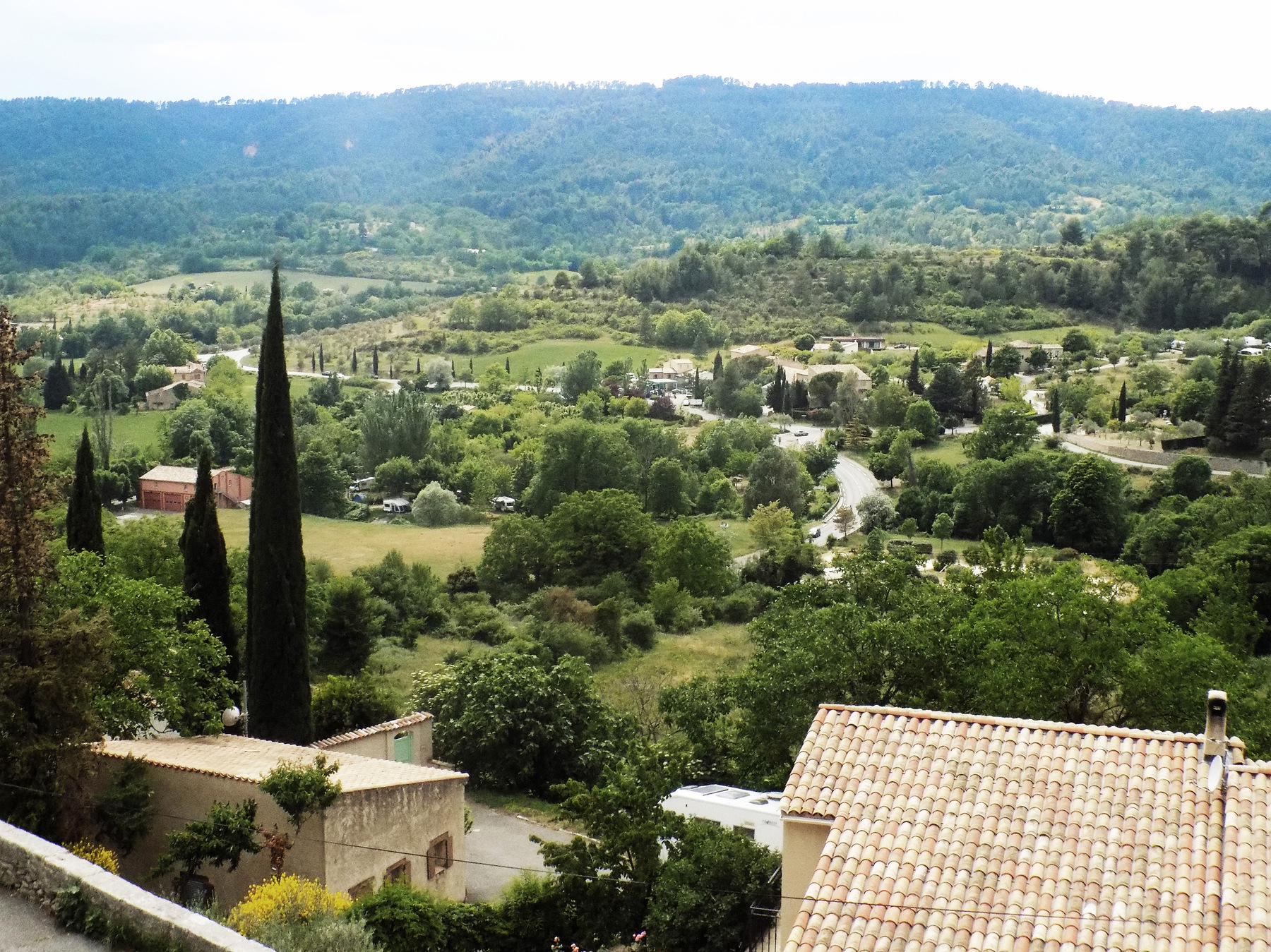 studio svart ateljé vit - Views of a valley in France