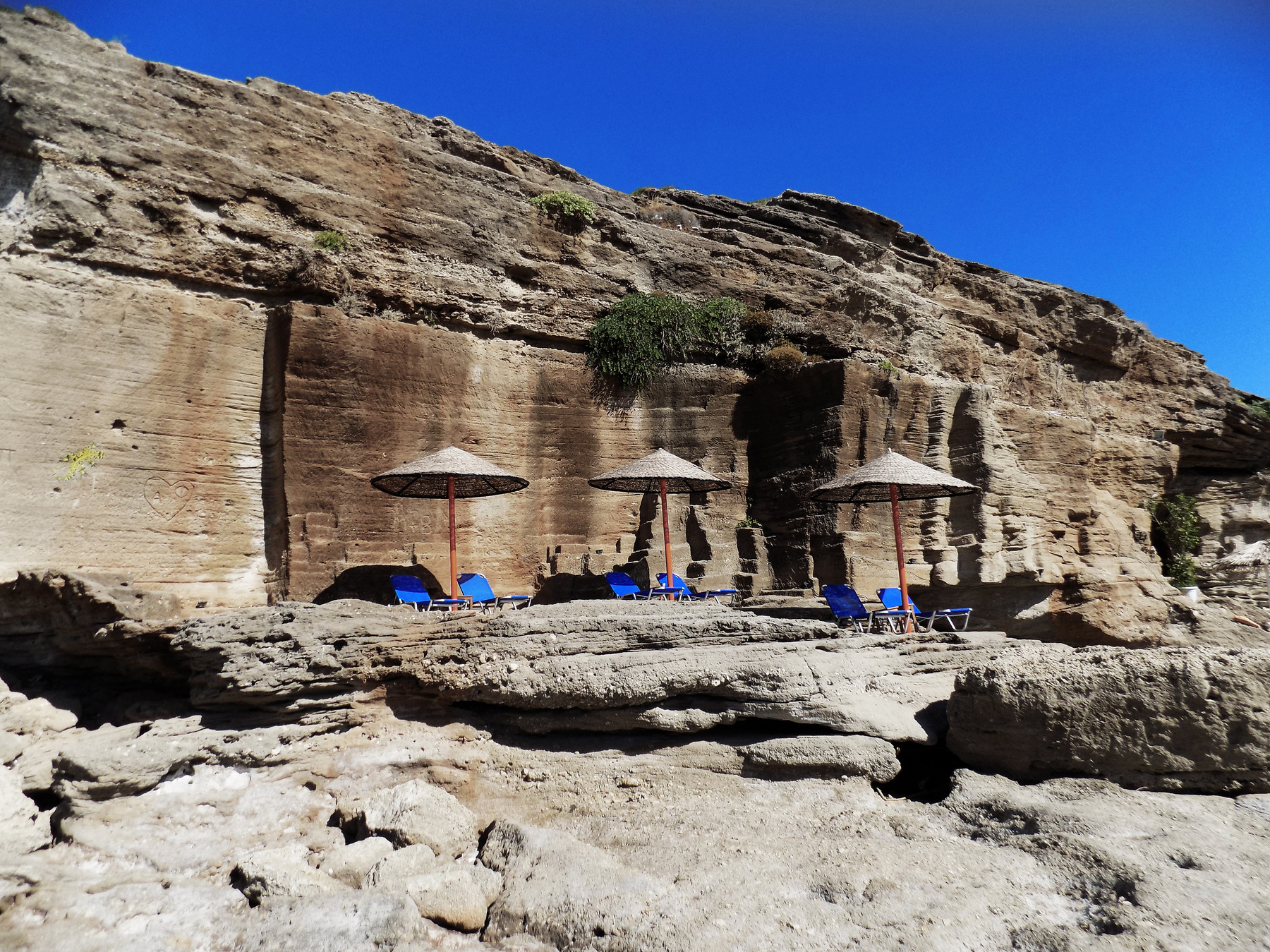 studio svart ateljé vit - Parasols at the cliff