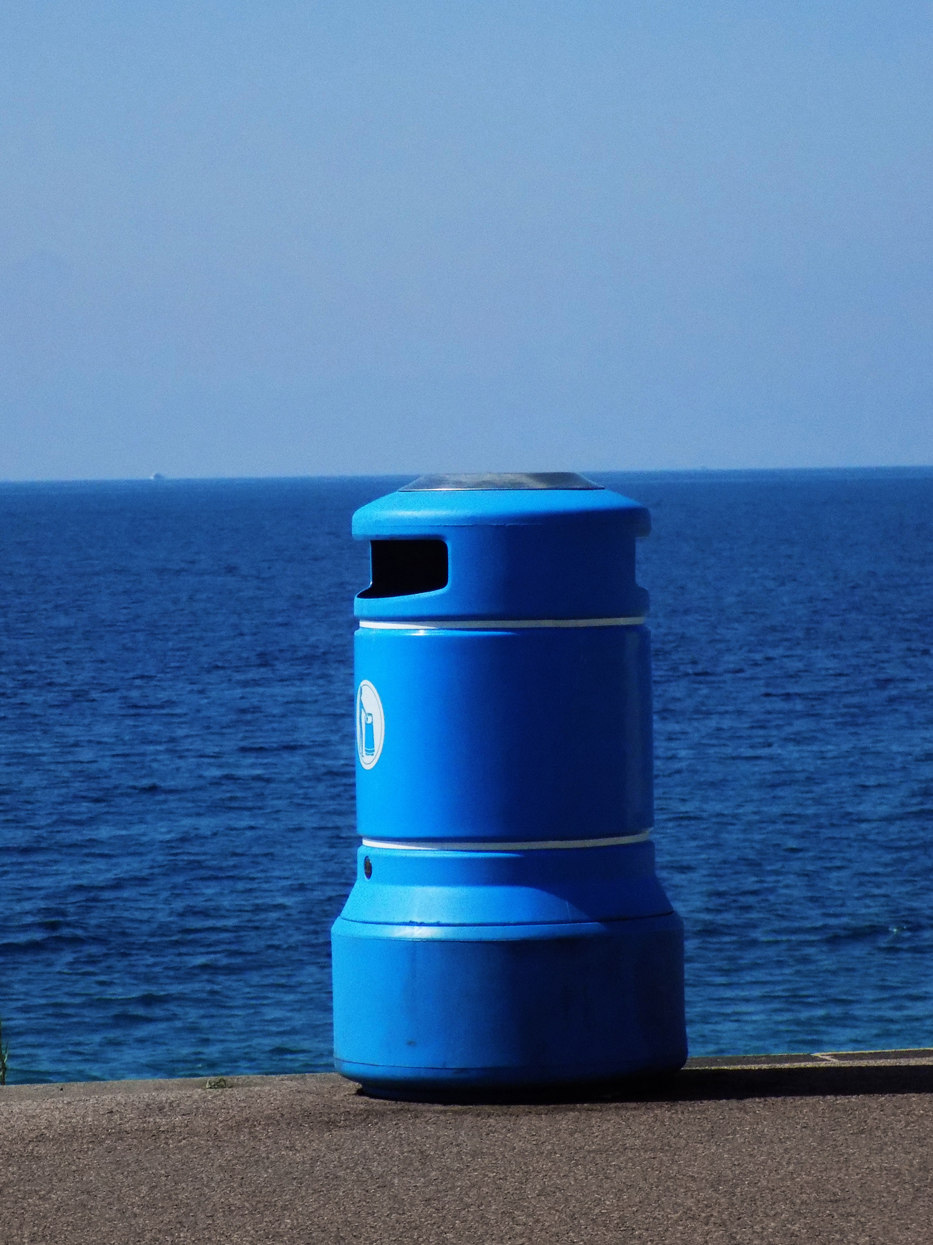 studio svart ateljé vit - wastebasket in blue