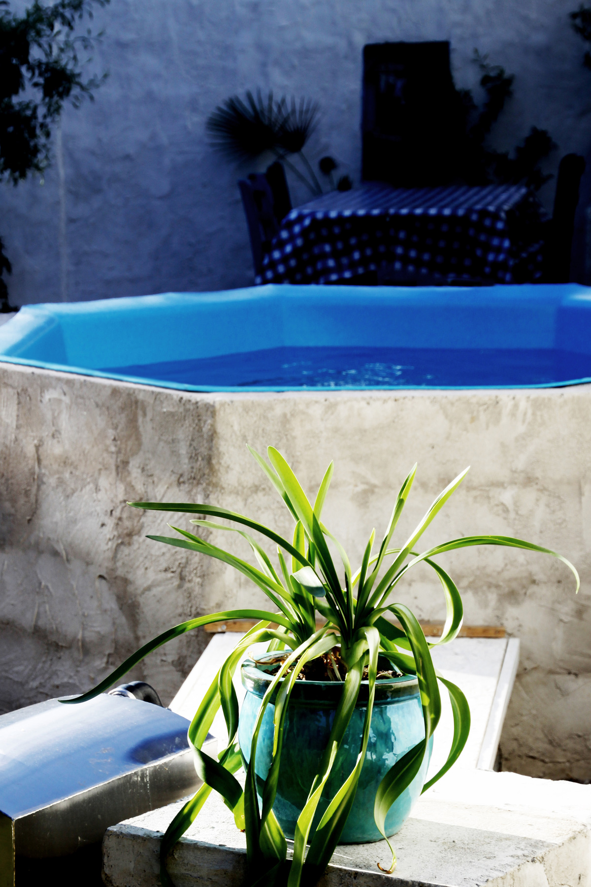 studio svart ateljé vit - The hot tub at home