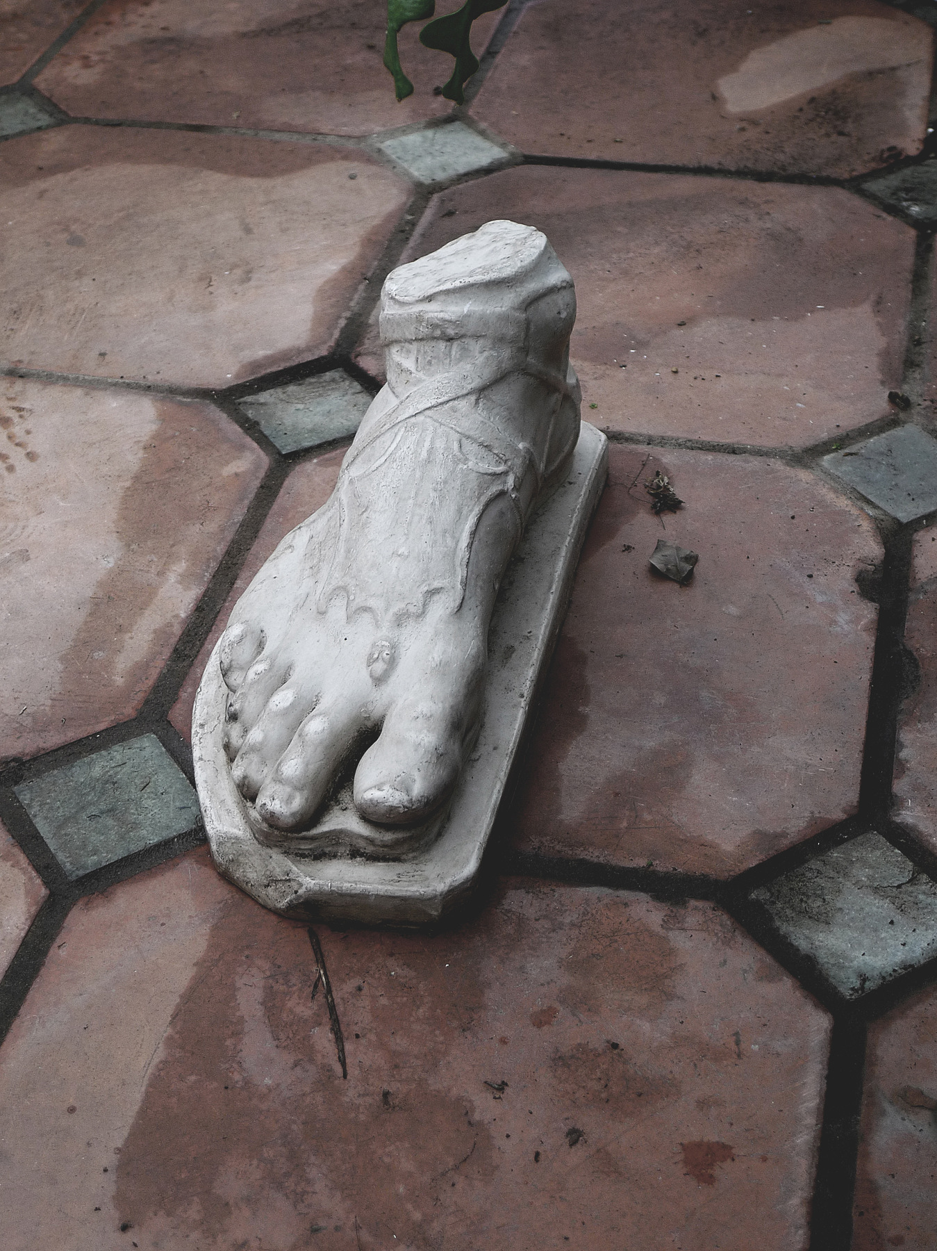 studio svart ateljé vit - Foot from Roman ancient statue