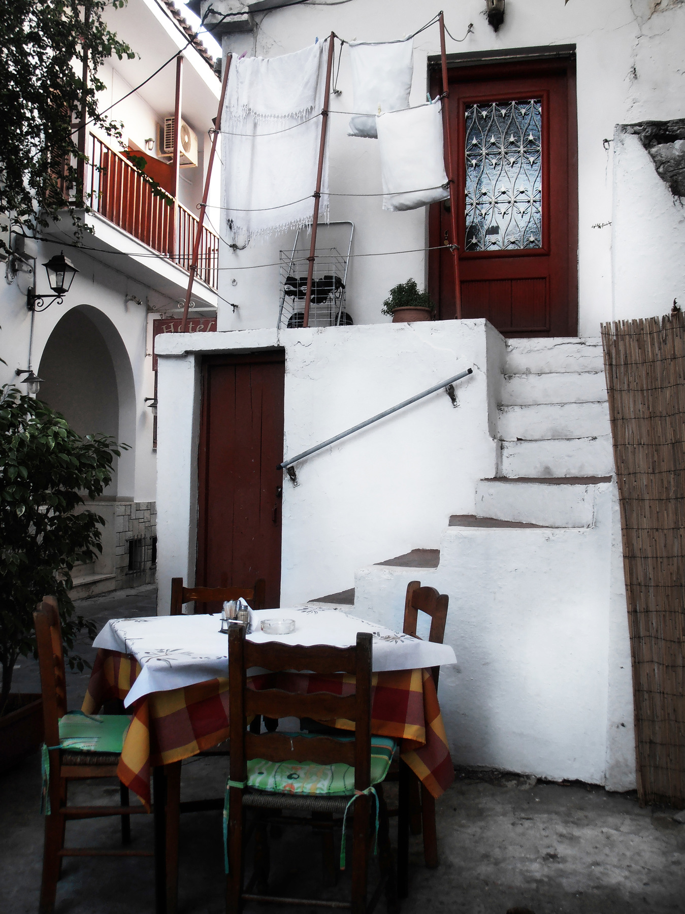 studio svart ateljé vit - Greek family restaurant in the alley